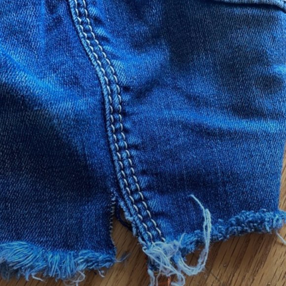 ROCK REVIVAL CUTOFF JEAN SHORTS Size 28 - Picture 6 of 10